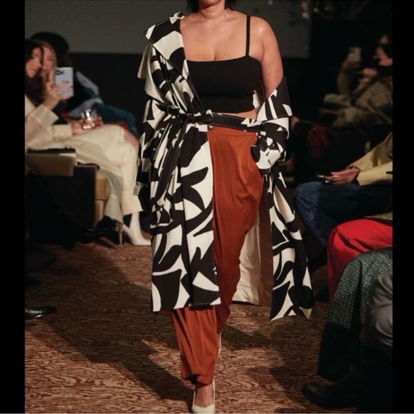 11 Honore Shayla Cropped Tank in Black (3) - Picture 3 of 13